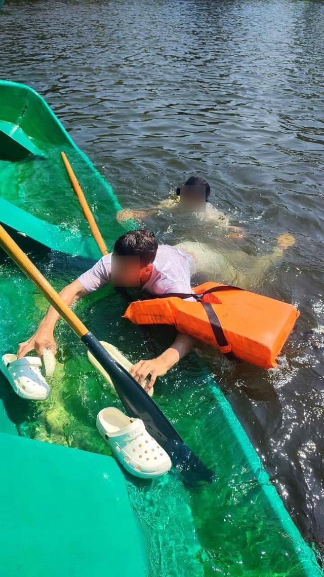 В Курске подростки перевернули лодку и прыгали с неё в воду 9 июня спасатели заметили в реке Сейм юношей, барахтающихся возле перевёрнутой лодки. Всё происходило в Курске в районе пляжа «Здоровье». Оказалось, что дети специально опрокинули лодку ради развлечения и прыгали с неё в воду. Они были без присмотра взрослых. Тем самым подростки подвергали себя риску. Водолазы перевернули лодку, усадили туда юношей и доставили на берег. Там им рассказали о правилах поведения на воде и отправили домой. Фото: Аварийно-спасательная служба Курской области Сейм Курская область