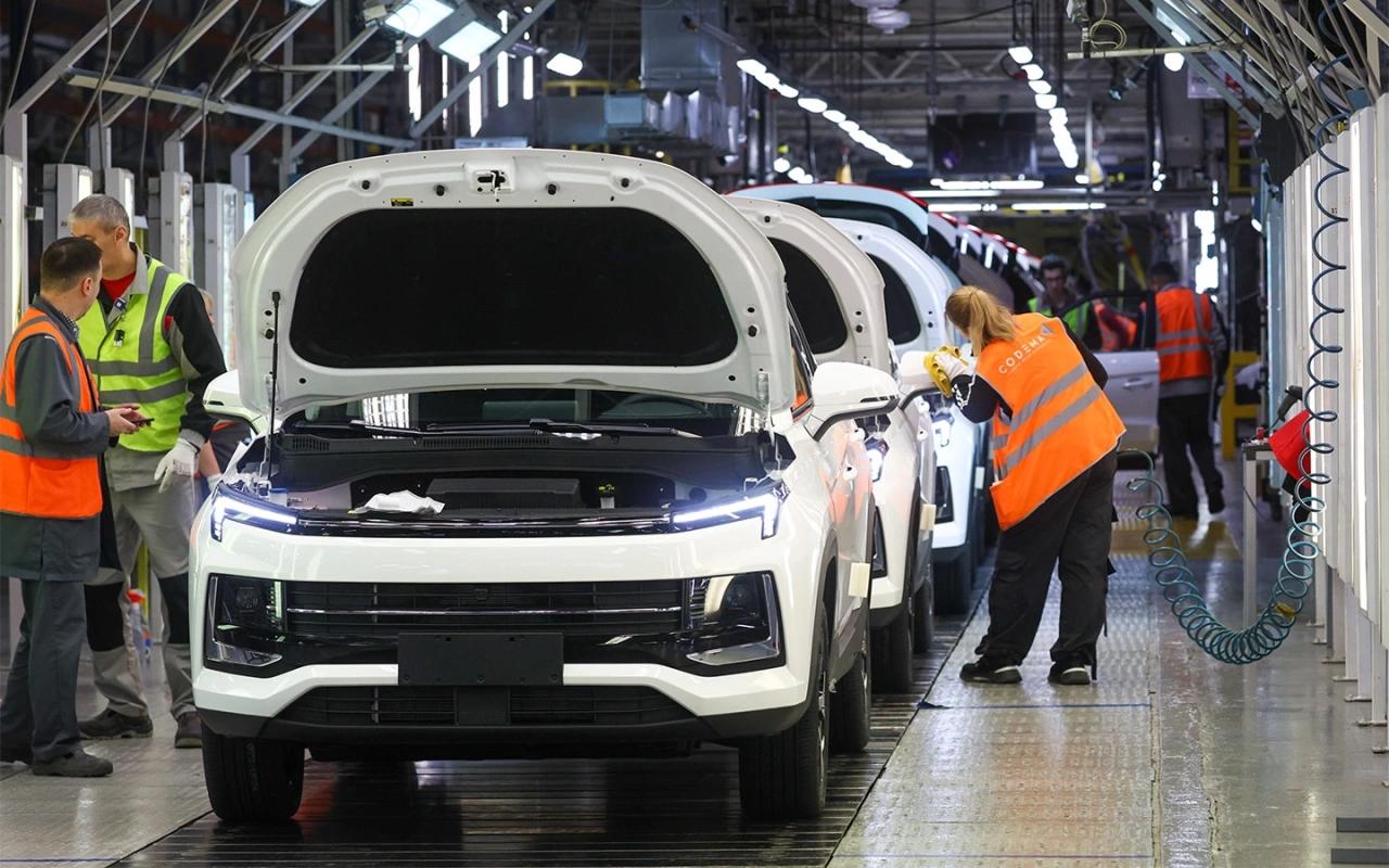 Москвич прекратит сборку моделей 6 и 8 Заявление компании Информация о прекращении закупок для Москвич 6 и Москвич 8 не является достоверной В соответствии с политикой компании мы не раскрываем информацию по закупкам однако можем сказать с уверенностью что планов по остановке производства Москвич 3 в предстоящем году нет прокомментировали в компании Ранее Дром заявил что Москвич прекращает сотрудничество с китайским JAC в поставках машинокомплектов для автомобилей производящихся на московском автозаводе Издание отметило что предприятие переключится на другого технологического партнера концерн SAIC В связи с этим уточнил источник прекратится производство актуальной линейки Москвич моделей 6 8 и 3 однако последняя должна продержаться до конца 2026 года пока не истечет контракт на ее сборку