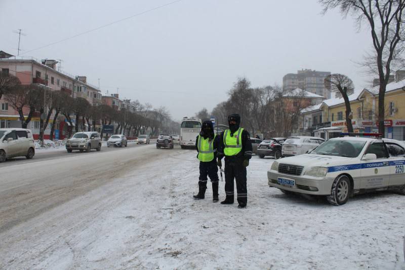 Жительницы Арсеньева поблагодарили сотрудников Госавтоинспекции через социальные сети Автолюбительницы из Арсеньева решили в метель из Находки добраться домой в Арсеньев Он написали в соцсетях благодарность в адрес сотрудников ГАИ из Уссурийска Проезжая под мостом на Баневурово каким то невероятным везением от машины отлетело колесо прямо перед дежурившими сотрудниками ДПС Ребята помогли устранить неполадки проинструктировали на предмет нахождения ближайшей шинки деликатно намекнули на неразумность путешествий в такую погоду Хотелось бы пожелать парням не растерять вашу суперсилу душевность и отзывчивость Вы стали нашими героями PS мы благополучно добрались до дома Героями в этот снежный день для этих девушек стали инспекторы отдельной роты дорожно патрульной службы Госавтоинспекции города Уссурийска Михаил Чевтаев и Владислав Обухов Источник Полиция Приморья