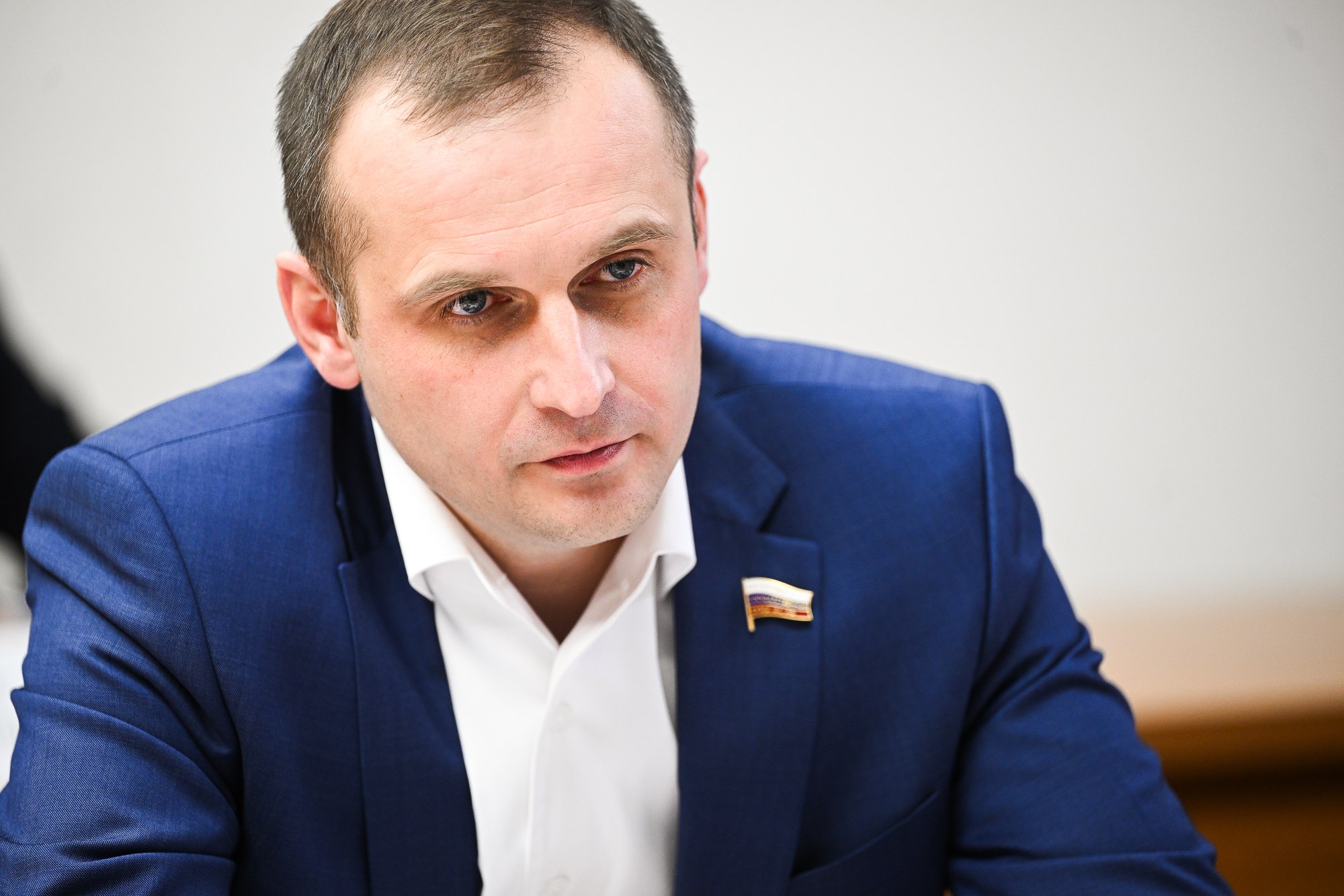 ЛДПР предложила освободить мобилизованных от уплаты транспортного налога Фракция ЛДПР внесла в Госдуму законопроект, освобождающий мобилизованных от уплаты транспортного налога на один легковой автомобиль мощностью до 150 лошадиных сил. Льгота будет действовать в отношении машины, находящейся в собственности самого военнослужащего или одного из членов его семьи. «Мы считаем необходимым поддержать мобилизованных граждан. Находясь в зоне СВО, они, как правило, не пользуются автомобилем, эксплуатируя его лишь в периоды отпуска. Справедливо освободить их от уплаты транспортного налога на один автомобиль. Государство должно становиться на сторону тех, кто защищает Родину», — отметил Сергей Леонов, замруководителя фракции ЛДПР в Госдуме. Сегодня в отдельных регионах подобные льготы уже действуют, но единого подхода на федеральном уровне нет.