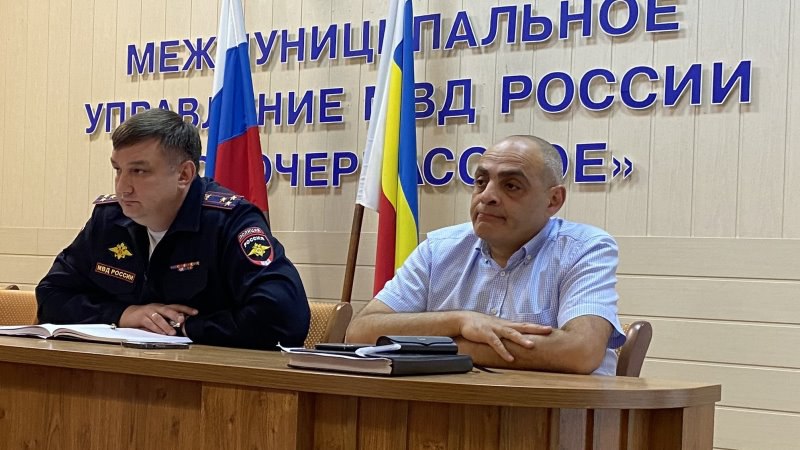 Руководство полиции Новочеркасска обсудили с горожанами проблему дистанционного мошенничества. Начальник полиции Новочеркасска полковник Сергей Белецкий и начальник следственного управления полиции города полковник юстиции Александр Адамов провели встречу с гражданами, на которой рассказали об основных способах мошенничеств в сфере IT-технологий. Сергей Белецкий рассказал о самых распространенных схемах и способах обмана доверчивых граждан, полицейский дал конкретные рекомендации, как обезопасить себя от действий мошенников. Сергей Белецкий напомнил гражданам о том, что в случае выявления подозрительных фактов, связанных с мошенническими действиями, необходимо незамедлительно обращаться в правоохранительные органы. Полицейские порекомендовали распространить профилактическую информацию среди своих друзей и близких, уделив особое внимание лицам пожилого возраста.