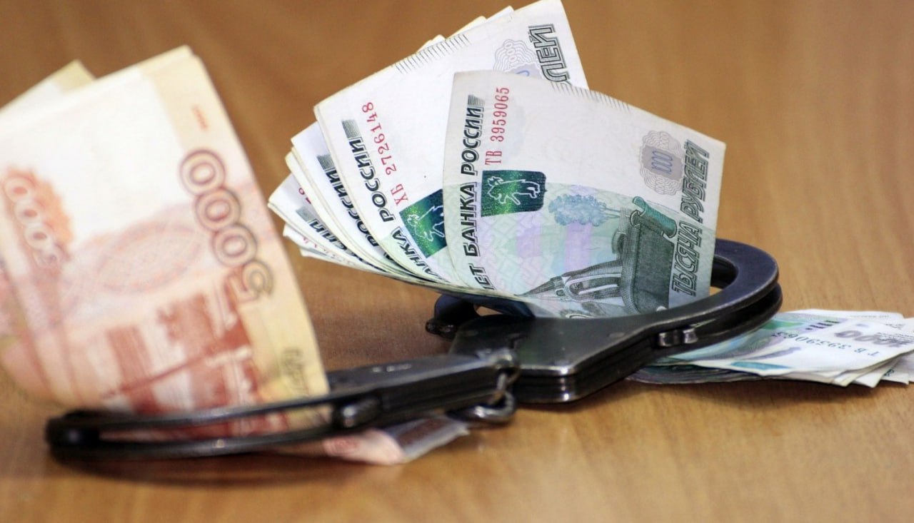 Замначальника дирекции ОАО «РЖД» в Хабаровске обвиняют во взяточничестве Следствием установлено, что в период с 2022 по 2024 год обвиняемый получал взятки от двух руководителей строительных предприятий за покровительство и попустительство по службе, а также за решение вопросов, связанных с приемом и оплатой строительно-монтажных работ на объектах. За содействие замначальнику дирекции организации бесплатно обустроили отопительную систему в частном доме, а также отремонтировали автомобиль. Общая сумма такой взятки составила более 400 тысяч рублей. «В настоящее время по уголовному делу проводятся следственные и иные процессуальные действия, направленные на сбор доказательственной базы», – сообщили в следственном управлении. Будь в курсе событий.