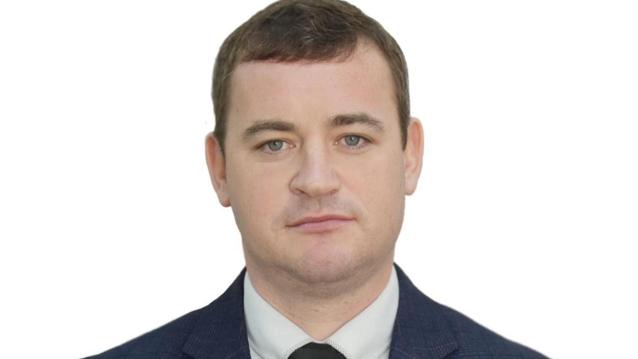 Задержали заместителя главы Апшеронского района Вячеслав Муха, который курирует вопросы внутренней политике и работу с гражданами  Изначально информация об этом появилась в социальных сетях района. Источник в правоохранительных органах подтвердил факт задержания чиновника, не раскрывая причин.  Официальной информации по поводу задержания нет.   В администрации района, в отделе по взаимодействию со СМИ, заявили, что «такой информацией [о задержании чиновника] не владеют». На вопрос, присутствует ли Муха на рабочем месте, заявили, что «он может быть на выезде в крае». Просьбу предоставить официальный комментарий по статусу чиновника переадресовали в «следственный комитет».  _____________________________ Есть интересная новость?   Присылайте нам     Краснодар Сегодня    ПРИСЛАТЬ НОВОСТЬ