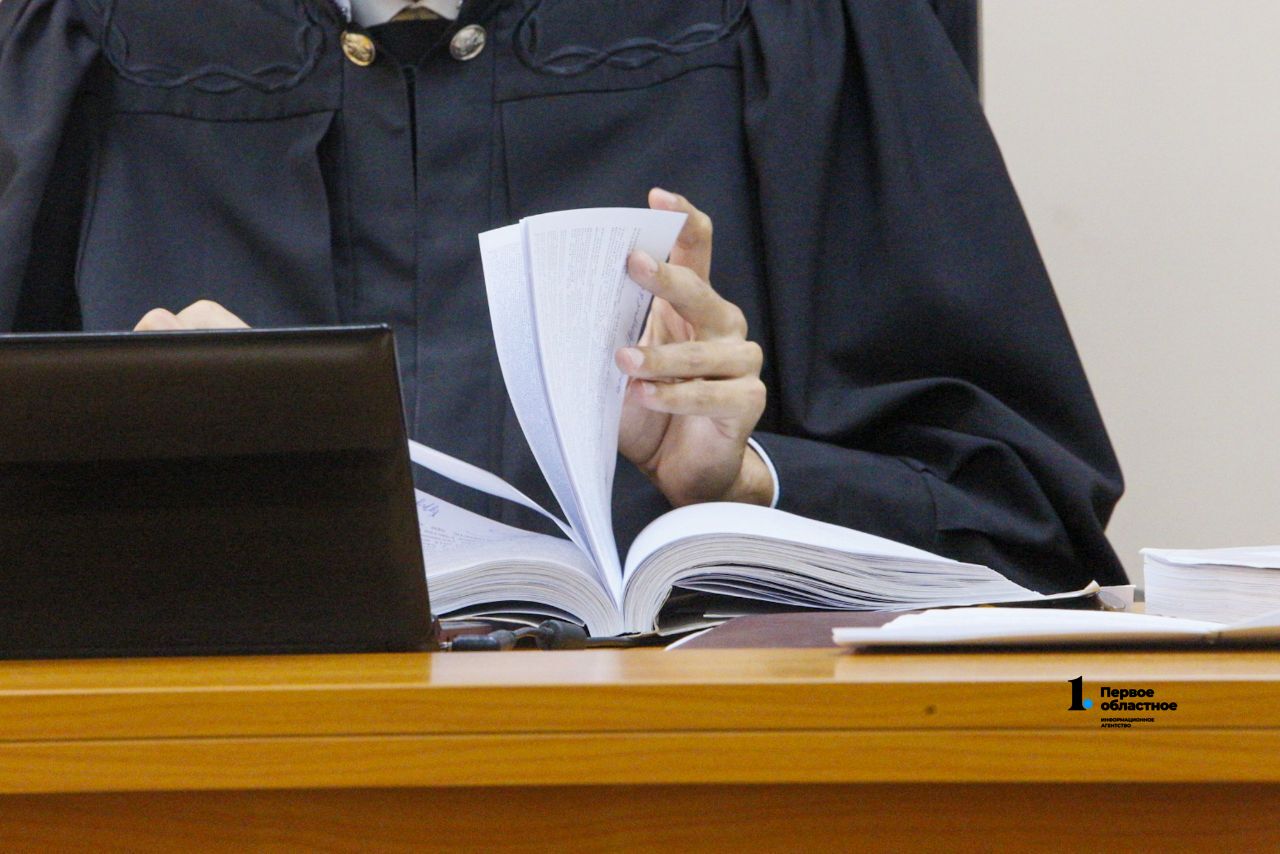  В Сосновском районе вынесен приговор по делу о крупной растрате Бывший первый замглавы района Игорь Азархин и двое его сообщников получили реальные и условные сроки за хищение бюджетных средств. В 2017 году чиновник заключил контракт на покупку здания под детский сад по завышенной цене — около 56,5 млн рублей вместо реальных 28,7 млн. Разница — почти 28 млн рублей — ушла в карман мошенников. Приговор Бывший замглавы получил 4 года 6 месяцев условно, испытательный срок 2 года 6 месяцев, штраф 400 000 рублей, лишение права занимать должности на госслужбе на 2 года 6 месяцев. Первый сообщник получил 3 года 6 месяцев условно, испытательный срок 2 года, штраф 200 000 рублей, лишение права занимать должности на госслужбе на 2 года. Второго сообщника приговорили к четырем годам условно с испытательным сроком на 2 года 6 месяцев, штраф 400 000 рублей, лишение права занимать должности на госслужбе на 2 года. Администрация района не смогла взыскать ущерб в размере 27,8 млн рублей. / Прислать новость