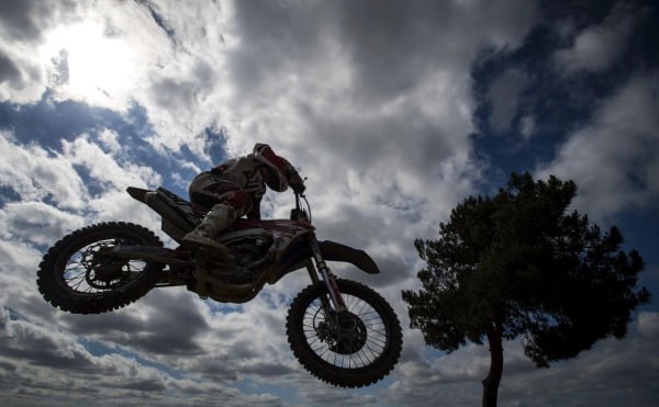 Во Франции после аварии во время соревнований погиб 21 летний мотогонщик Французский мотогонщик Рафаэль Шоле погиб после столкновения с другим участником гонки Gurp TT в Грейан э л Опиталь Франция сообщила пресс служба чемпионата Франции по мотокроссу в социальной сети Instagram принадлежит Meta компания признана экстремистской и запрещена в России Как сообщает издание Lille Actu примерно на 15 й минуте гонки Шоле упал с мотоцикла после чего на него наехал другой участник заезда следовавший сзади Шоле доставили вертолетом в больницу Бордо однако 21 летний спортсмен от полученных травм скончался Шоле участвовал в чемпионате по мотокроссу на песчаных трассах два года подряд Getty Images Подписаться на РБК Спорт