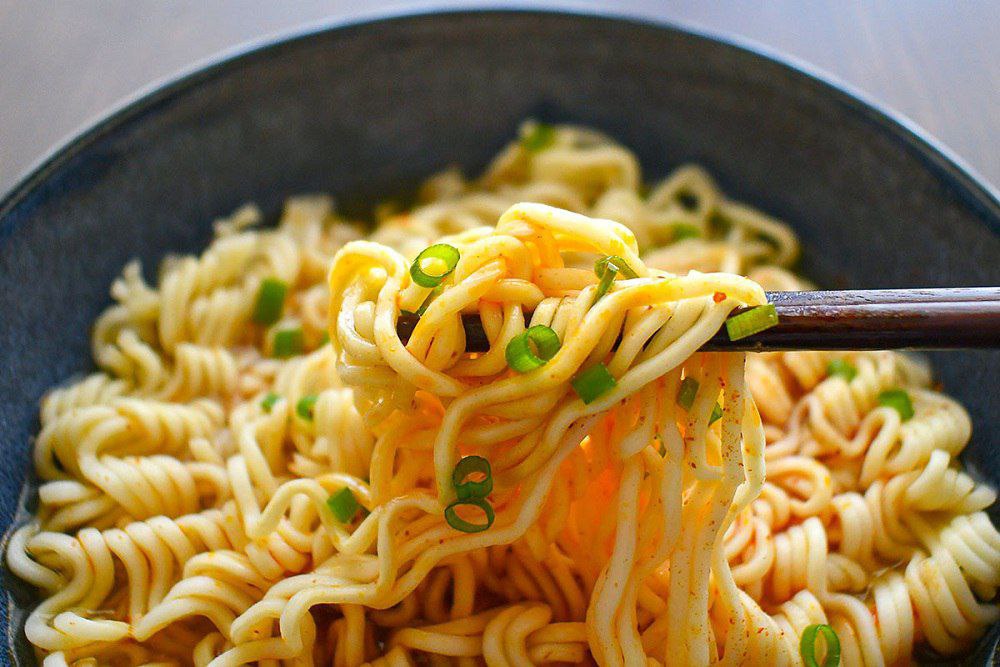 Закупки Россией лапши из Южной Кореи в ноябре достигли исторического максимума Объём импорта составил 5 9 млн сообщило РИА Новости Среди главных покупателей лапши у корейцев Россия за месяц поднялась с седьмого на пятое место Также в топ 5 вошли Китай 37 7 млн США 21 1 млн Япония 7 3 млн и Канада 6 5 млн