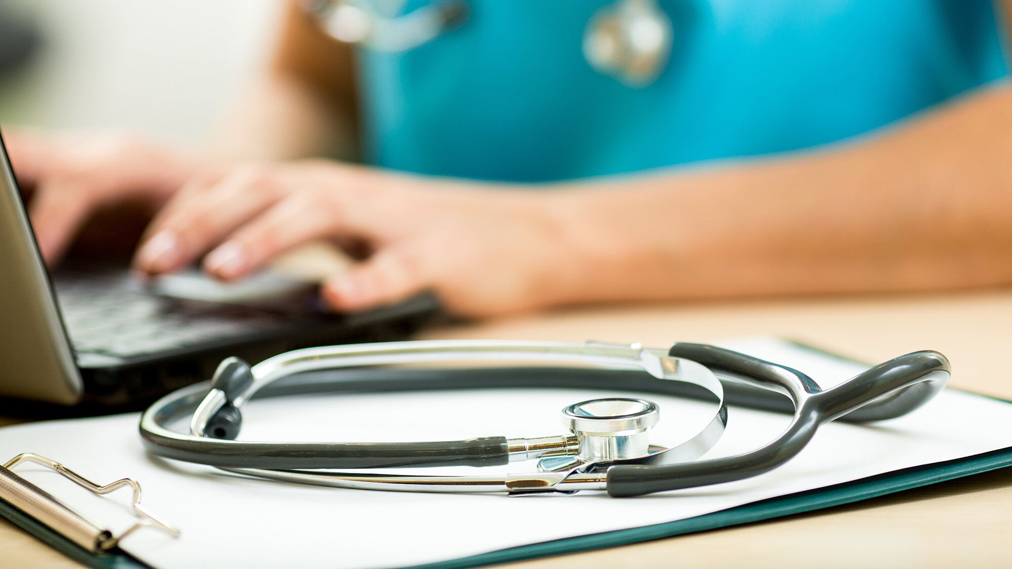 Сумма выделяемая на лечение одного человека в России в рамках ОМС выросла с 2026 года до 24 9 тысячи рублей сообщил министр здравоохранения РФ Михаил Мурашко Средний подушевой норматив финансирования в рамках обязательного медицинского страхования ОМС в этом году вырос до 24 922 9 рублей Это плановый расчет суммы лечения на каждого человека в нашей стране на основе которой государство формирует общий бюджет затрат на медицинскую помощь всего населения страны на будущий год говорится в статье Мурашко на сайте KP RU Если пациенту потребуется лечение которое превышает эту сумму например нужна высокотехнологичная операция или дорогостоящая терапия то он получит его в необходимом объеме бесплатно без оглядки на усредненные цифры добавил министр