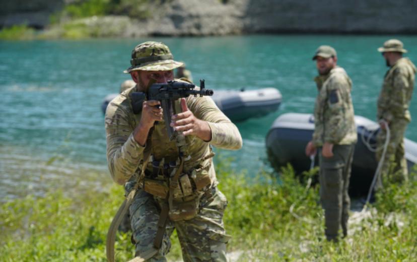 В Шалинском районе открыт новый водный учебно-тренировочный полигон Российского университета спецназа имени Владимира Путина. Об этом сообщил Глава Чеченской Республики Рамзан Кадыров. На первом этапе запущены курсы, направленные на отработку практических навыков, востребованных в зоне проведения специальной военной операции. В частности, бойцы учатся преодолевать водные преграды, осуществлять высадку на неподготовленный берег, вести огонь с водных средств, а также выполнять диверсионно-разведывательные задачи в прибрежной зоне.