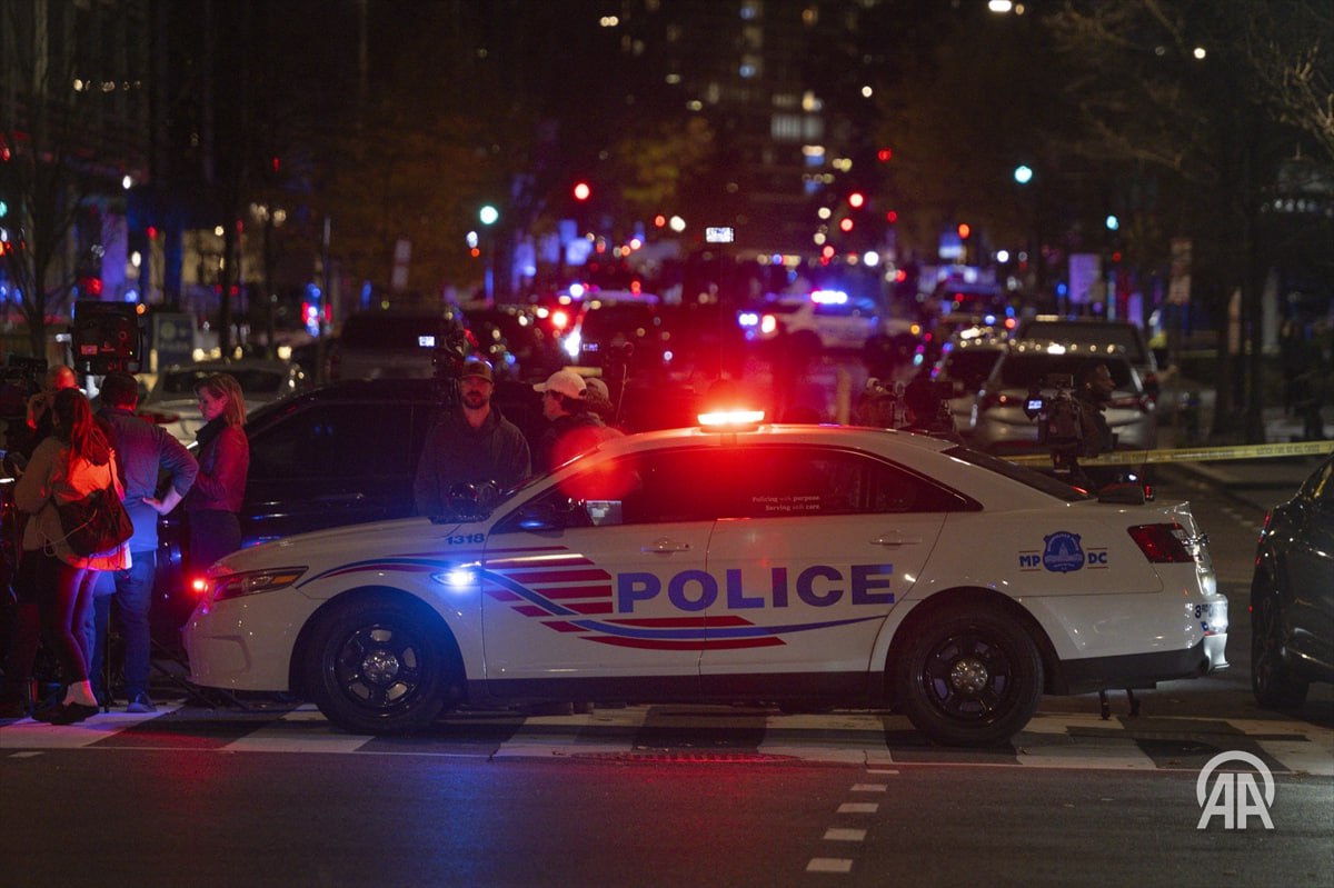 В США приостановили обработку запросов афганских граждан после стрельбы в Вашингтоне Служба гражданства и иммиграции США USCIS объявила о приостановке обработки запросов афганских граждан после того как президент США Дональд Трамп заявил что подозреваемый в нападении в Вашингтоне прибыл в страну из Афганистана в 2021 году Об этом говорится в сообщении USCIS Согласно сообщению все процедуры связанные с иммиграционными запросами граждан Афганистана от рассмотрения заявлений до проверок в рамках протоколов безопасности и дополнительной инспекции немедленно приостанавливаются на неопределенный срок до дальнейшего уведомления Единственная задача и миссия USCIS обеспечение безопасности и защиты американского народа подчеркнули в USCIS Подробнее на нашем сайте v aa com tr 3755427 24 7 в сутки с Агентством Анадолу