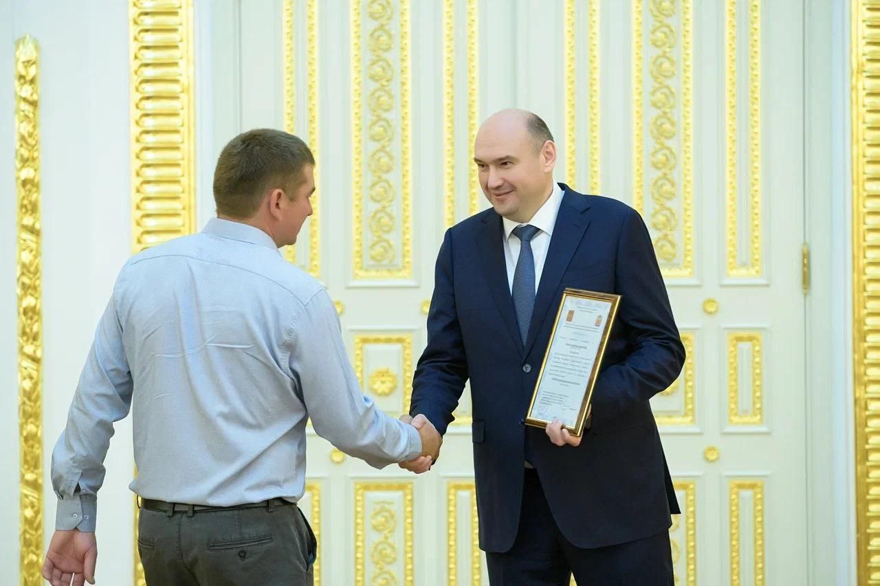 Евгений Солнцев вручил фермерам сертификаты на гранты «Агростартап» 6 июня 35 победителей грантовых конкурсов «Агростартап», «Агромотиватор» и «Агротуризм» получили сертификаты на господдержку. Большинство проектов нацелены на развитие молочного и мясного животноводства. Подробнее на сайте: