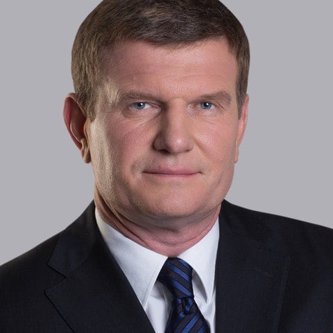 Один из богатейших российских депутатов, Олег Савченко, решил покинуть Госдуму. Он написал заявление о сложении полномочий в связи с переходом на другую работу. Как объяснил РБК сам Савченко, это решение связано с проектом, который он вел еще до получения мандата в 2021 году. «Проект, который я вел до того, как стал депутатом, требует нового вмешательства, учитывая его масштабы. Это транспортный коридор. Нужно заниматься терминалами в дружественных странах, это в первую очередь Африка и Ближний Восток, Китай. Это требует затрат большого количества времени, командировок, поэтому нет возможности совмещать с депутатской деятельностью. Буду заниматься тем же. чем и раньше – администрировать, организовывать все и запускать «в плавание», — рассказал он РБК. В 2021 году, на момент избрания в Госдуму, «единоросс», согласно его декларации, получал доход в 627 млн руб. и имел на счетах 4,5 млрд руб. До прихода в политику Савченко занимался бизнесом – он создал «Русскую подшипниковую компанию», а в 2017 году стал совладельцем нескольких крупных регистраторских компаний. После 2021 года декларации не публиковались.