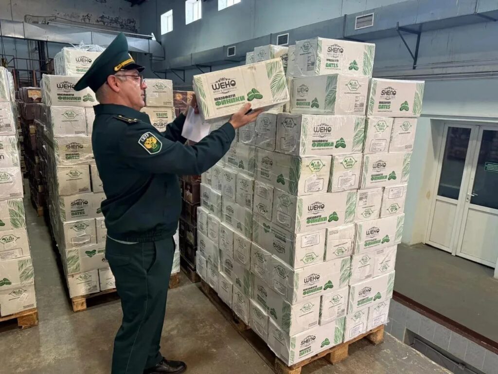 Российский экспорт и импорт 11 месяцев 2025   seanews ru 2026 01 15 ru rossijskij jeksport i import 11 mesjacev 2025 Внешнеторговый оборот России по итогам января ноября 2025 года составил 622 7 млрд долларов на 4 1 меньше показателя аналогичного периода 2024 года Импорт Импорт в Россию в стоимостном выражении сократился по сравнению с первыми 11 месяцами 2024 года на 2 4 до 249 млрд долларов По разным категориям товаров в структуре импорта в стоимостном выражении отмечается разнонаправленная динамика