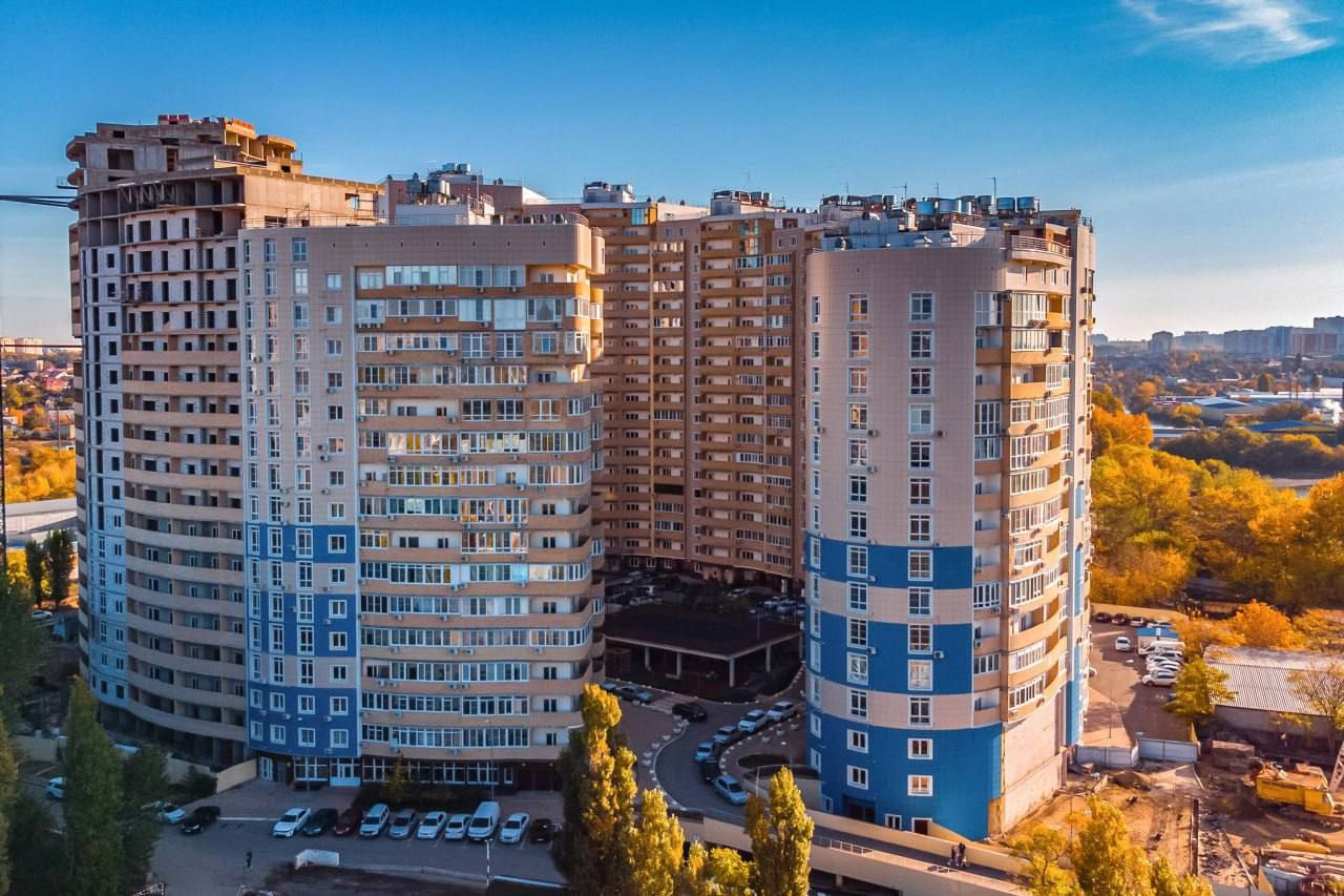 В Краснодаре дом отключили от котельной за чужие долги. По крайней мере так ситуацию объясняют собственникам. «На Вишняковой 1/23 из-за сомнительных схем отключили горячую воду, хотя люди за неё платили. История, как бывает в таких случаях, очень запутанная. Застройщик разделил дом на два корпуса, создал управляйку-аффилиат и сделал её главной в одном из корпусов. Потом сделал так, чтобы жильцам не выставляли счета за воду и газ, но они ими пользовались. При этом другая часть дома с другой управляйкой платила. Теперь перед котельной накопился долг, и её отключили от газа под праздники. В итоге никому нет до нас дела, управляющие компании шлют сообщения в чат и не показывают документов. Что-то говорили про суд, но он состоится аж в июле.» _____________________________ Есть интересная новость? Присылайте нам Краснодар Сегодня ПРИСЛАТЬ НОВОСТЬ
