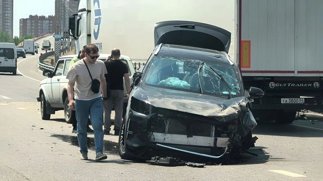 Машина развалилась на части: появились кадры ДТП с пятью авто на подъезде к Ростову В среду, 4 июня, в Ростовской области произошло массовое ДТП с пострадавшим. Кадры с места происшествия появились в соц.сетях Напомним, информация об аварии появилась сегодня, в 12.47 мск. По данным источника, участниками ДТП стали как минимум пять автомобилей. Также уточняется, что в аварии пострадал один человек. «Минимум пять машин столкнулись и один человек пострадал в аварии на въезде в Батайск», — говорится в посте. На кадрах видно, что один из автомобилей получил серьезные повреждения: у него отлетело колесо и отвались некоторые запчасти. Уточним, что данная информация пока официально не подтверждена. Сотрудники Госавтоинспекции инцидент не комментировали. Подписаться на "Новости Ростова" Прислать новость