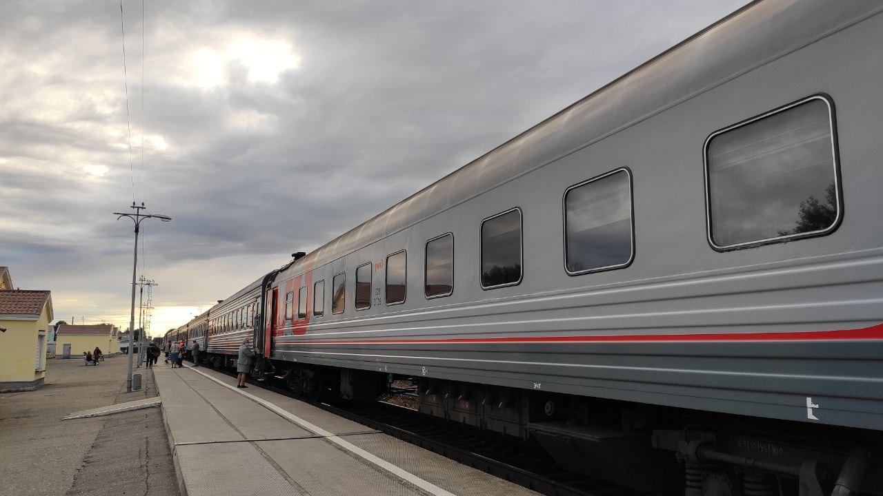 Движение поездов в Архангельской области восстановили после схода с путей грузовых вагонов Движение поездов по однопутному перегону Поньга — Шастинский восстановлено 2 августа в 2 часа 14 минут. По сообщению СЖД, железнодорожники уложили более 100 метров пути на месте схода с путей 7 вагонов ранее сообщалось о 9, два, видимо, сумели удержаться на путях грузового поезда. В работах были задействованы два восстановительных поезда, 25 единиц спецтехники, более 150 сотрудников железной дороги. В результате происшествия были отменены три пригородных поезда, задержаны пассажирские поезда: • № 183 Мурманск — Севастополь; • № 143 Мурманск — Смоленск; • № 144 Смоленск — Мурманск. Время задержки от 2 часов 15 минут до 7 часов 6 минут. Как отметили в СЖД, пассажиры поездов дальнего следования, задерживающихся в пути более чем на 4 часа, обеспечены питанием. «Причины происшествия расследует специально созданная комиссия во главе с начальником дороги Рашидом Сайбаталовым», — подчеркнули в компании.