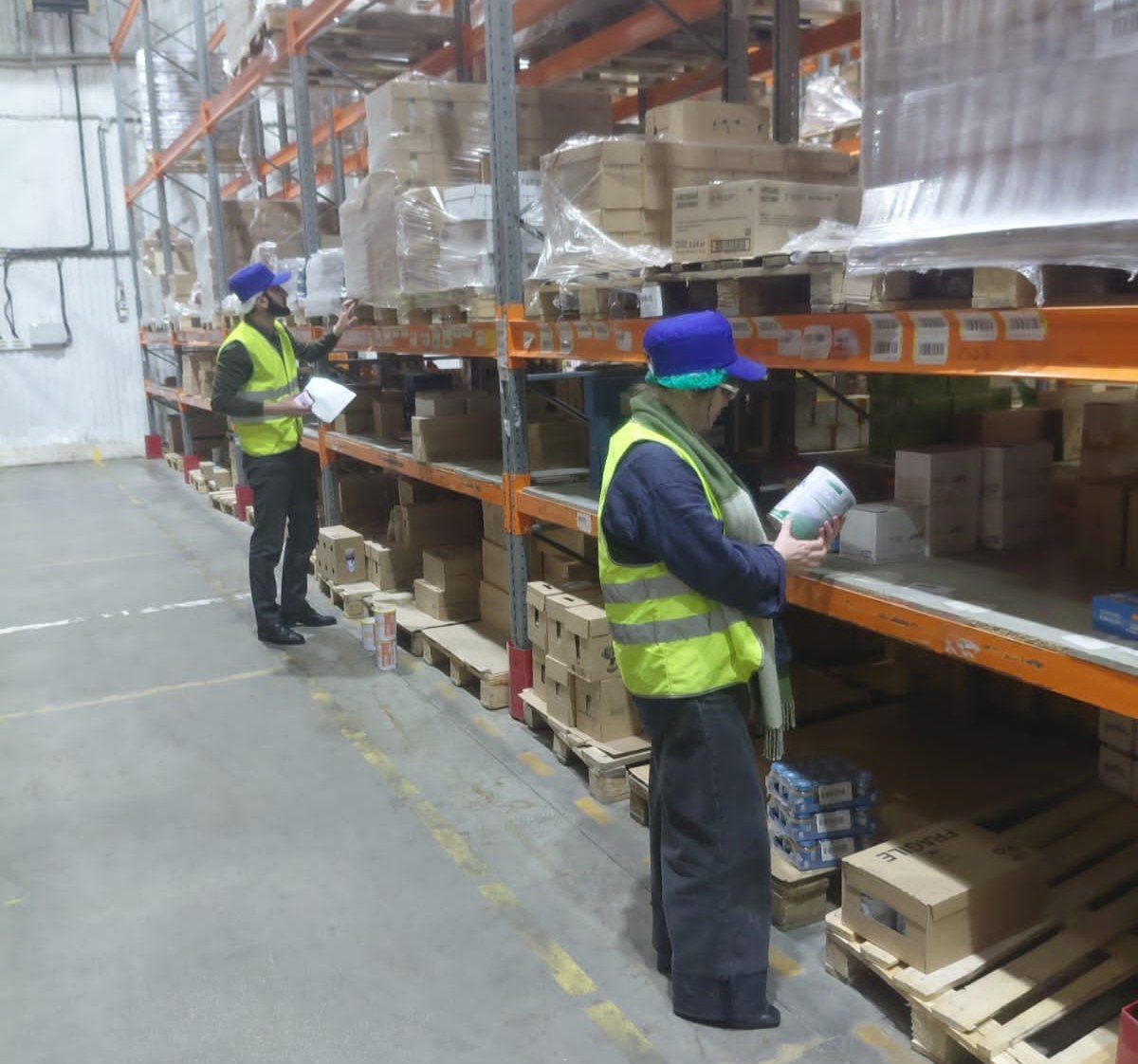 В Дагестане Роспотребнадзор изъял 106 кг опасной детской смеси Товар нашли в складском помещении представительства ООО Авенир Махачкала Всего изъяли в 215 банок Ранее партию детского питания завезённую в России запретили продавать на федеральном уровне Возможно в продукции содержится токсин цереулида который вызывает рвоту или диарею   Подписывайтесь на Аргументы и Факты Северный Кавказ Telegram МАХ