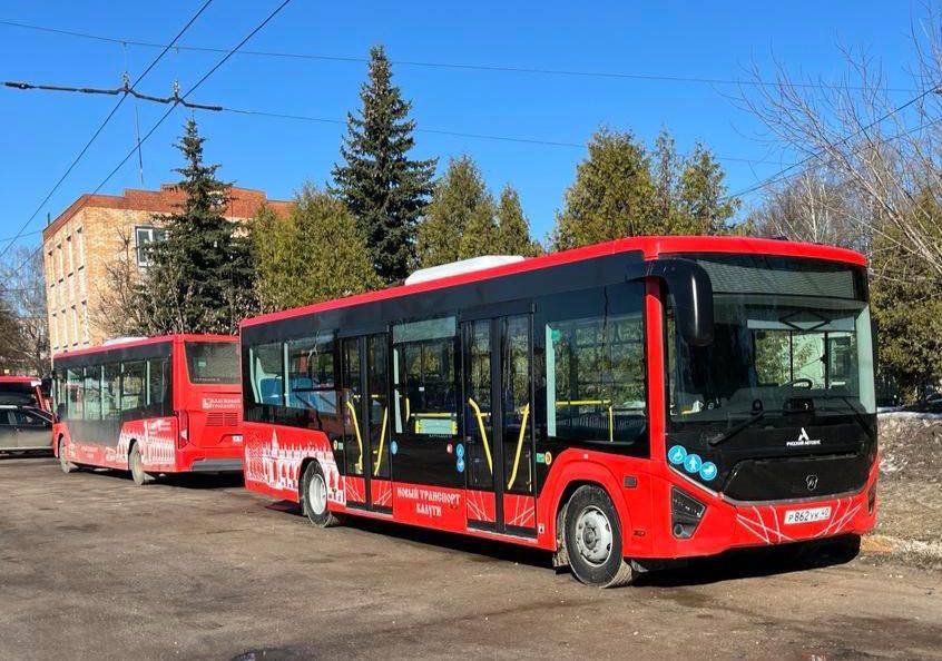 На маршрут до деревни Колюпаново добавили вечерний рейс По просьбам калужан на маршрут 23 Л от сквера Медсестер до деревни Колюпаново добавлен дополнительный вечерний рейс Об этом сообщили в городском хозяйстве Калуги С 22 сентября по будням автобус отправится от сквера еще и в 22 00 Рельс будет работать в тестовом режиме в течение двух недель По результатам теста будет произведен подсчет пассажиропотока и принято итоговое решение об утверждении данного рейса сказали в ведомстве Подписаться