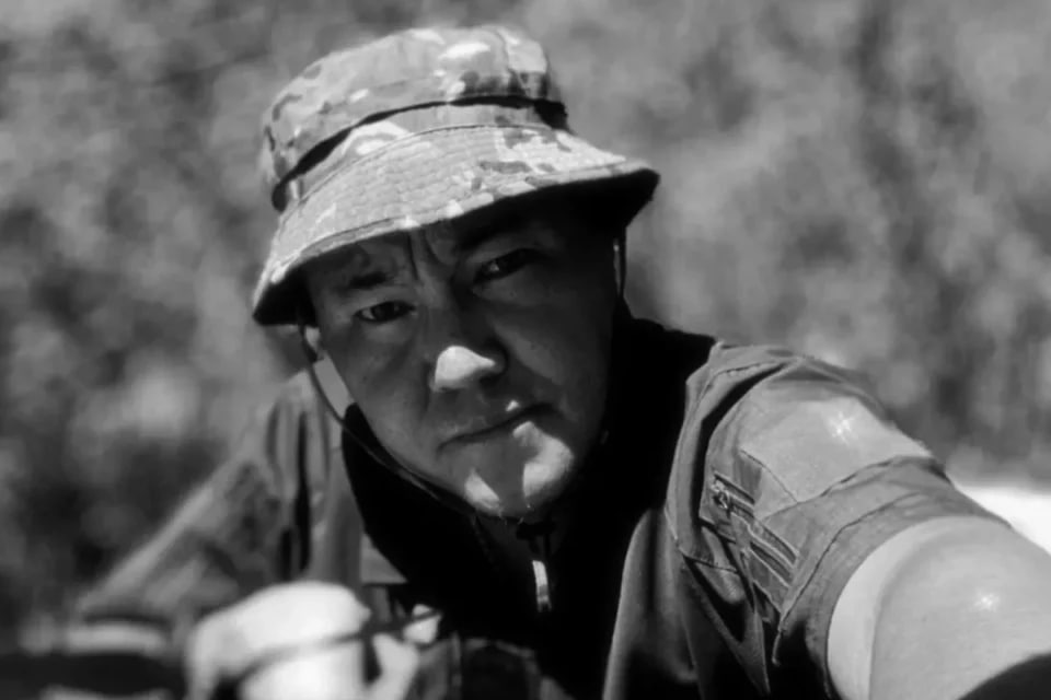 Премию имени погибшего на СВО журналиста Алексея Семенова учредят в Якутии Глава Якутии Айсен Николаев поддержал инициативу работников НВК Саха об учреждении премии имени погибшего на специальной военной операции тележурналиста Алексея Семенова Она может быть посвящена патриотическому воспитанию молодежи Я тоже знал Алексея Замечательный был журналист мы с ним встречались в зоне специальной военной операции Память об Алексее как и память обо всех наших ребятах которые погибли на специальной военной операции обязательно будет увековечена заявил Айсен Николаев на ежегодной итоговой пресс конференции С предложением учредить премию главы Якутии имени Алексея Семенова обратился гендиректор НВК Саха Олег Марков Журналист и телеведущий НВК Саха Алексей Семенов погиб в зоне специальной военной операции при выполнении боевой задачи Он отправился туда добровольцем и служил под позывным НВК До этого вел информационные передачи Саха Сирэ и Күнтэн күн Все новости Яестьновость Обсудить Читайте нас в MAX