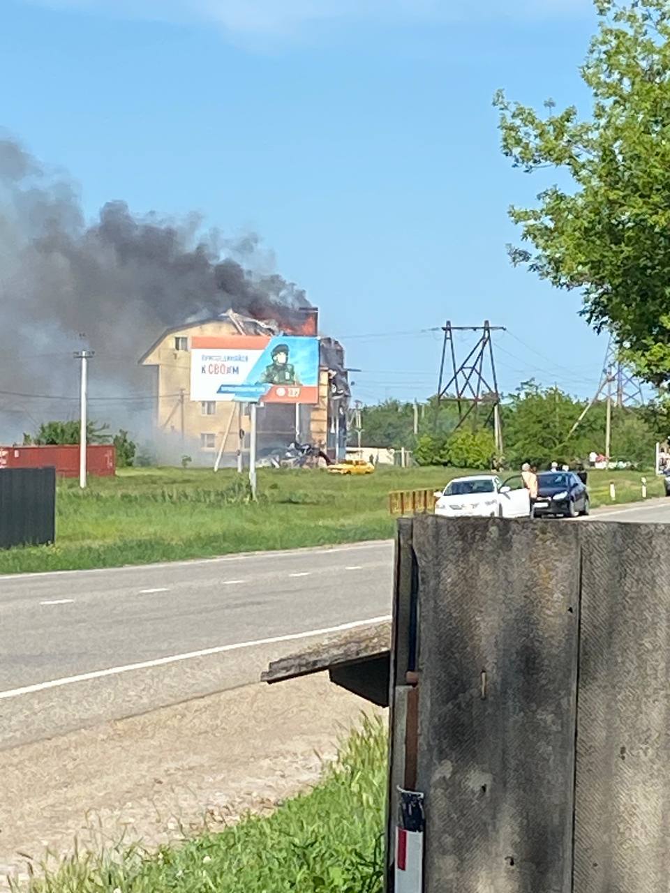 В станице Староминской произошло возгорание в многоквартирном доме, расположенном на улице Маршала Жукова.  На месте работают все оперативные службы: пожарные расчёты, бригада скорой медицинской помощи, сотрудники полиции и администрации района.  По информации главы Староминского района Алексея Кияшко, пострадавших нет, все жильцы эвакуированы, угроза жизни и здоровью отсутствует.   ЧП Краснодара и края