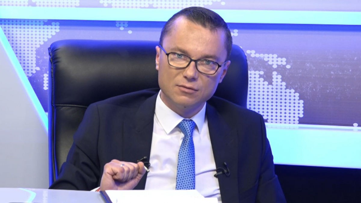 Майя Санду подаёт иски против журналистов Журналист Георге Гонца сообщил что получил от адвоката президента Майи Санду досудебное уведомление с требованием опровергнуть высказывания удалить видеоматериалы публично извиниться и выплатить 100 тысяч леев в качестве компенсации за моральный ущерб В противном случае президент намерена обратиться в суд Ранее аналогичный иск был подан против односельчанки главы государства Анны Михалаке Поводом стал её пост в котором она рассказала что дед Майи Санду Михаил Миля Санду якобы запомнился жителям Рисипен и Бокши как стукач и осквернитель церквей После начала судебного процесса по словам адвоката Игоря Хлопецкого Михалаке уволили из лицея лишили служебного жилья и начали запугивать требуя покинуть страну Ещё вчера Майя Санду заявляла что в Молдове свобода слова а сегодня преследует своих критиков Получается сказал и уже виноват А ведь ещё и активисты придут напомнить что порядок должен быть Похоже и свобода слова выборочная представителям PAS можно всё оскорблять унижать очернять Остальных в суд Подпишись на primulinmd