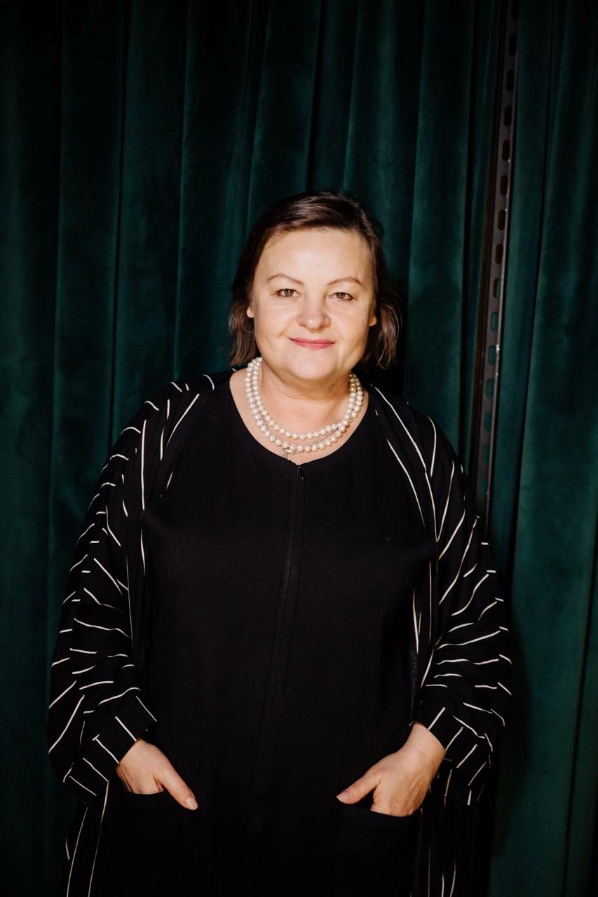 Казанские кинематографисты снимут короткометражный фильм Достопримечательность абсурдную комедию о бдительной охраннице вокзала которая пытается пресечь кражу старинных булгарских монет Ее главной союзником становится настенная мозаика с головой Ленина На производство фильма команда выиграла грант Ленту срежиссирует Солтан Сунгатуллин автором сценария выступит Динара Сунгатуллина а продюсером Дарья Пантелеева Главную роль сыграет Ольга Лапшина известная ролями в фильмах и сериалах Слово пацана Елена Левиафан Как Витька Чеснок вез Леху Штыря в дом инвалидов и других картинах inde io news kazanskie kinematografisty snimut korotkometrazhnyj film dostoprimechatelnost s olgoj lapshinoj v glavnoj roli