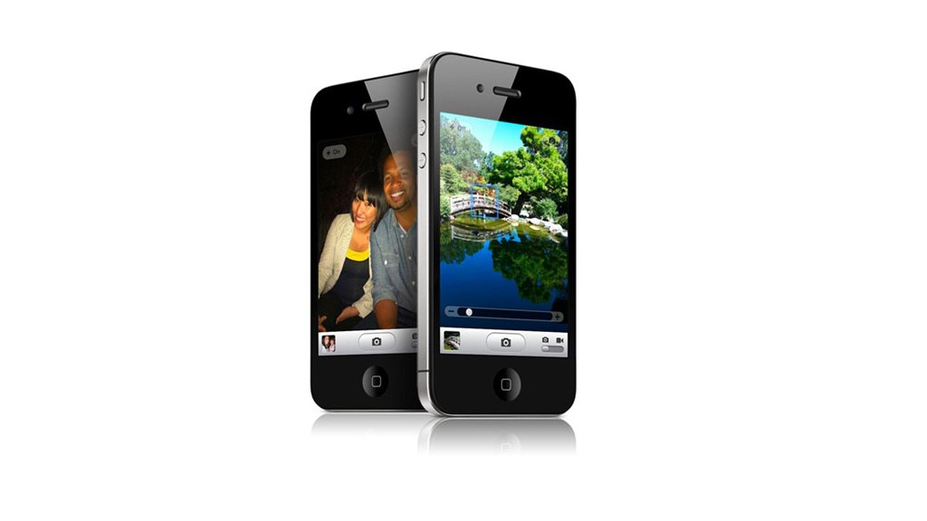 На 1000 вырос спрос на iPhone 4 которому 15 лет Модель в 2010 представлял еще сам Стив Джобс с тех пор iPhone сменил 13 поколений Но тут в TikTok пришли зуммеры которым очень по душе ламповый вайб 5 мегапиксельной камеры и характерная винтажная зернистость картинки В эту минуту на платформе уже 350 000 публикаций снятых с использованием ретро смартфона А количество поисковых запросов купить iPhone 4 подскочило почти на 1000 за год На досках объявлений в России сейчас за самые простые версии четверки просят от 2 000 рублей на коллекционные не распакованные в заводской пленке цены достигают 380 000 рублей Фото Apple