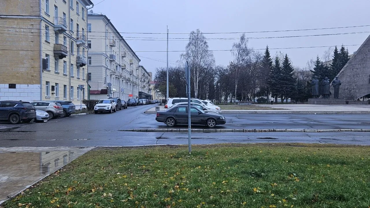Давно пора В Архангельске дадут бой автобеспределу у площади Мира Усилен контроль за соблюдением правил остановки и стоянки на улице Петра Норицына в Архангельске Об этом сообщили сегодня в администрации областной столицы В горадмине отмечают что нарушения на этой дороге создают помехи для движения авто и могут препятствовать проезду экстренных служб посему решением регионального Минтранса эта улица включена в маршрут движения автомобиля оснащённого мобильным комплексом фотовидеофиксации Дозор М3 Гражданам также напомнили что согласно ПДД остановка или стоянка в зоне действия знака Остановка запрещена влечёт наложение административного штрафа в размере 2 5 тысячи рублей Работа по выявлению нарушителей будет продолжена на других проблемных участках улично дорожной сети Архангельска заявили в администрации