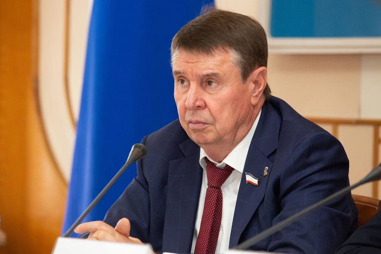 В Крыму дали высокую оценку ресурсности Ассамблеи В Госсовете Республики Крым состоялся круглый стол на тему «Обсуждение проекта Указа Президента Российской Федерации «О Стратегии государственной национальной политики Российской Федерации на период до 2036 года». Участие в заседании принял Сергей Цеков – руководитель Ассамблеи народов в республике, первый заместитель Председателя Госсовета РК. Всех нас объединяют традиционные ценности нашего государства. Мы уважаем также традиционные религии – христианскую, мусульманскую, буддистскую. Мы видим, как работают руководители соответствующих конфессий, настоятели христианских храмов и мусульманских мечетей. За 10 лет в Крыму завершено строительство не только кафедрального собора Александра Невского, но и главной мусульманской соборной мечети. Мы должны постоянно работать над тем, чтобы находить общие точки соприкосновения и всячески противодействовать тому, что нас разделяет. При этом в реализации Стратегии государственной национальной политики Российской Федерации роль Ассамблеи народов России может оказаться очень серьёзной, - подчеркнул Сергей Цеков. По итогам заседания участники круглого стола поддержали проект Стратегии и внесли ряд предложений, основанных на успешном опыте реализации государственной национальной политики Российской Федерации в Крыму в период с 2014 по 2025 год, касающиеся обеспечения тесного взаимодействия между субъектами Российской Федерации и историческими регионами в целях достижения среднероссийских значений целевых показателей; укрепления общероссийской гражданской идентичности в регионах, в том числе за счёт эффективного взаимодействия органов государственной власти субъектов с институтами гражданского общества.