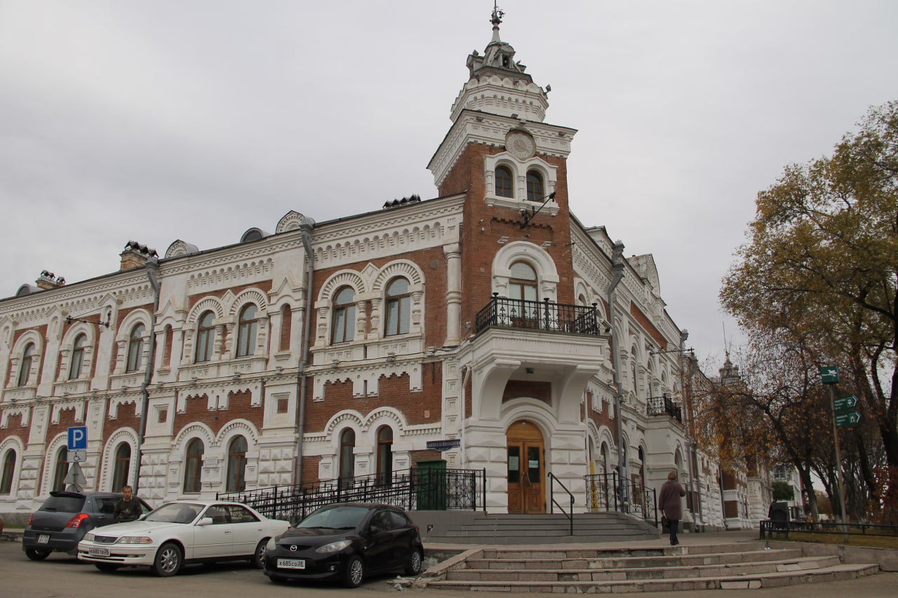 Ремонт краеведческого музея и казарменных зданий стрелковых полков запланированы в Амурской области В 2026 и 2027 году на реализацию областной программы по восстановлению исторических зданий предусмотрено около 500 миллионов рублей В Благовещенске продолжаются работы по обновлению памятников архитектуры при этом особое внимание уделяется сохранению исторического облика города сообщает правительство Амурской области На сегодняшний день завершены капитальные ремонты двух объектов культурного наследия регионального значения здания Амурского областного суда ранее известного как гостиница Амур и станции юннатов располагавшейся в бывшей начальной школе имени Гоголя и Достоевского Продолжение Фото ТЕЛЕПОРТ РФ ТЕЛЕПОРТ РФ здесь все об Амурской области Мы в МАХ Написать нам