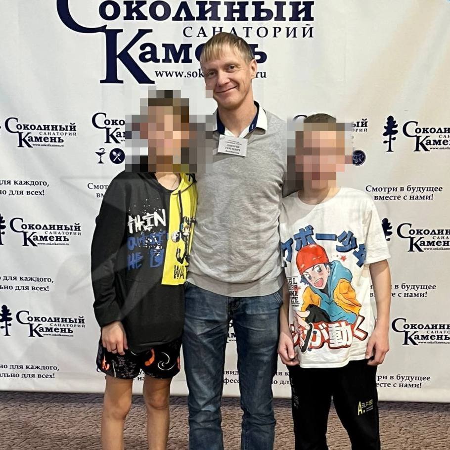 Екатеринбургский вожатый отправится в колонию на 15 лет за совращение подростков Свердловский областной суд признал виновными вожатого санатория «Соколиный камень» Дмитрия Воложанина в преступлениях против половой неприкосновенности несовершеннолетних — ему назначили 15 лет лишения свободы в колонии строгого режима, а также запретили заниматься деятельностью, связанной с воспитанием детей, в течение 10 лет после освобождения. Жертвами Воложанина стали трое мальчиков в возрасте от 11 до 13 лет. Следствие установило, что осенью 2023 года вожатый предлагал детям выполнять физические упражнения в нижнем белье или без него в ночное время в обмен на доступ к запрещённым продуктам, например, чипсам и возможность пользоваться телефонами сверх лимита, сообщает пресс-служба судов Свердловской области. «Что значит трогал и гладил? Я всегда обнимаю детей, и они меня тоже. Это обычные обнимашки. Что меня сейчас за это посадят?» — приводит Е1.RU заявления Воложанина и сообщает, что он частично признал вину. В пользу каждого из трёх пострадавших с Дмитрия Воложанина взыскано по 100 тысяч рублей в качестве компенсации морального вреда. Фото: «КП-Екатеринбург» Новости Екб тут