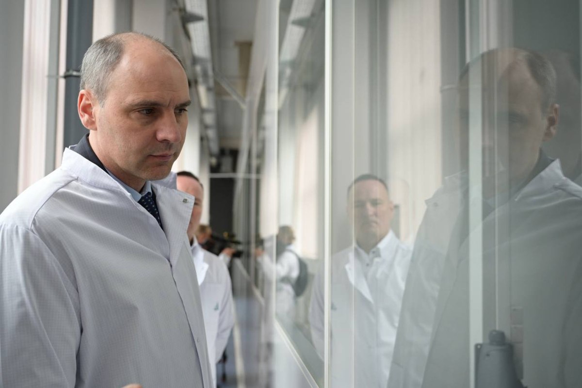 Врио губернатора Свердловской области Денис Паслер сегодня посетил с рабочим визитом Каменск-Уральский. Он оценил мощности одного из ведущих предприятий по разработке и производству соединителей — завода «Исеть» и Уральского проектно-конструкторского бюро «Деталь» Фото: ТГ-канал Дениса Паслера «Уральский меридиан»