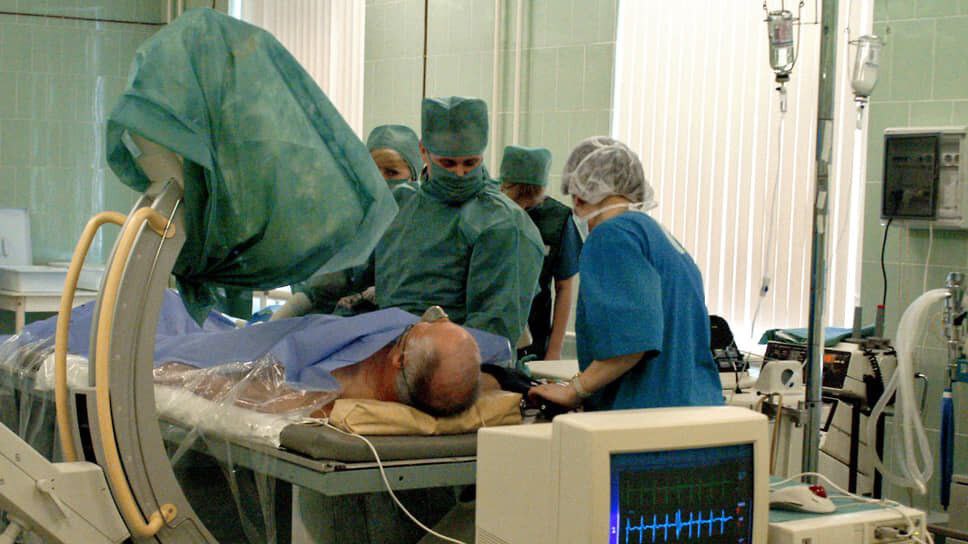 Очередной провал нового руководства региона Ростовская область вошла в антитоп 10 субъектов России по уровню базовой медицины пишут СМИ При составлении рейтинга аналитики использовали данные по 18 врачебным специальностям в государственных клиниках Реальное количество медиков в регионе они сопоставляли с данными из сборника Центрального научно исследовательского института организации и информатизации здравоохранения где число врачей отдельных специальностей в субъектах нормировано на 10 тыс населения Ростовская область оказалась четвертой с конца по уровню базовой медицины Хуже обстоят дела только в Челябинской Свердловской и Калужской областях Абсолютным лидером рейтинга стал Ямало Ненецкий автономный округ Здесь самая большая в России обеспеченность врачами педиатрами и самая высокая в стране средняя зарплата медиков 241 тыс руб