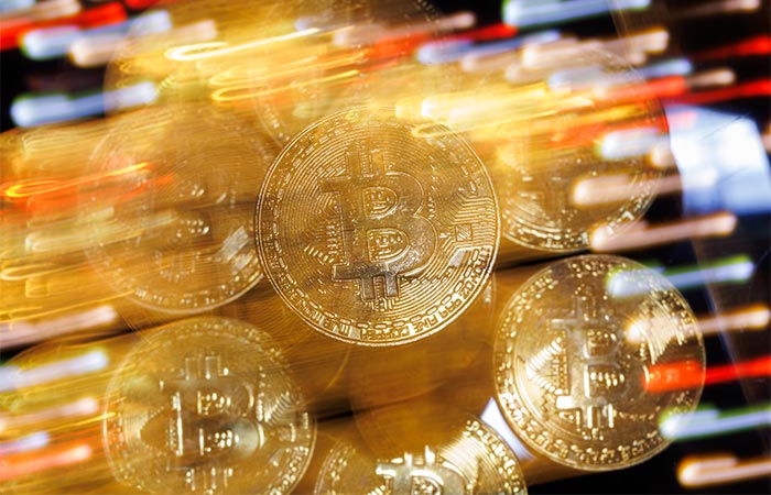 Биткойн дешевеет на 5 на ожиданиях повышения ставки в Японии Биткойн резко дешевеет в понедельник поскольку ястребиные заявления главы Банка Японии Кадзуо Уэды снизили аппетит инвесторов к рисковым активам По данным CoinDesk на 13 37 мск криптовалюта дешевеет на 4 99 и торгуется у 86 609 тыс За последние три месяца биткойн потерял примерно 20 стоимости Центробанк Японии рассмотрит доводы за и против повышения ставки в декабре сказал Уэда в ходе выступления перед представителями бизнеса в понедельник Такие заявления были расценены рынком как сигнал готовности Банка Японии повысить ключевую ставку на заседании 18 19 декабря В настоящее время ключевая ставка Банка Японии находится на уровне 0 5 ifax go