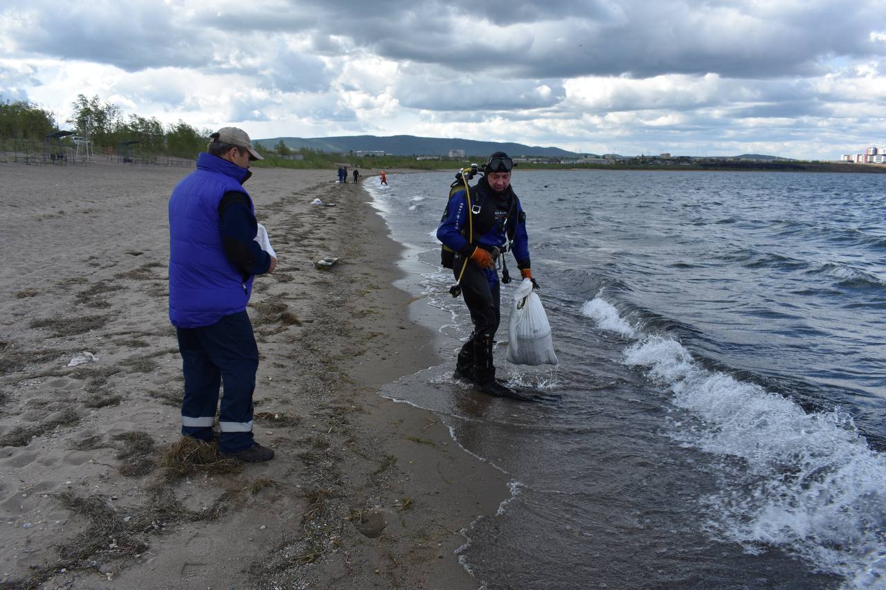 Около 15 мешков мусора подняли водолазы со дня озера Кенон в Чите Водолазы ГУ «Забайкалпожспас» в Чите завершила очистку дна городского пляжа на озере Кенон. Работы проводятся перед началом купального сезона. Спасатели обследовали 13 тысяч 660 квадратных метров дна на глубинах от одного до трёх метров. Во время работы они подняли со дна мусор: битое стекло, ржавые консервные банки, проволоку, обрывки рыболовных сетей, автомобильные шины и металлические предметы. Всего было собрано около 15 мешков мусора. В пресс-службе ведомства отметили, что после проведённых действий купание стало безопаснее. Видео: тг-канал 18+ Департамента ГО и ПБ ChitaMedia Забайкальский край