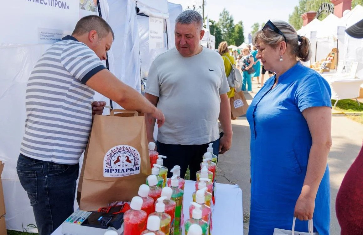 В Нижегородской области в сентябре пройдут 20 ярмарок Покупайте нижегородское Местные предприниматели и самозанятые представят в 18 муниципалитетах продукты товары ручной работы и изделия народных промыслов сообщили в региональном минпромторге Первые осенние ярмарки пройдут 6 сентября в Сеченовском и Семеновском округах а также в Чкаловске График работы ярмарок можно посмотреть на сайте министерства Уточняется что каждый месяц он будет корректироваться Минпромторг Нижегородской области Прислать новость gtrk nn