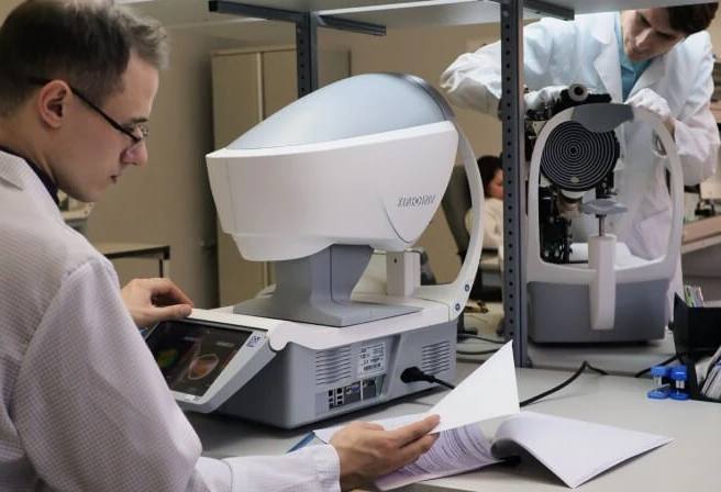 Минпромторг предложил распространить правило второй лишний на все медицинские изделия Второй лишний устанавливает протекционистские меры для отечественной продукции при госзакупках если в тендере появляется хотя бы одно предложение с изделием из ЕАЭС все предложения с импортной продукцией автоматически отклоняются Идею концептуально поддержала курирующая социальную сферу вице премьер Татьяна Голикова положительно высказались и представители профильных ведомств Минздрава и Росздравнадзора В настоящее время министерства исполняют поручение по проработке потенциальных рисков такого решения Подробнее