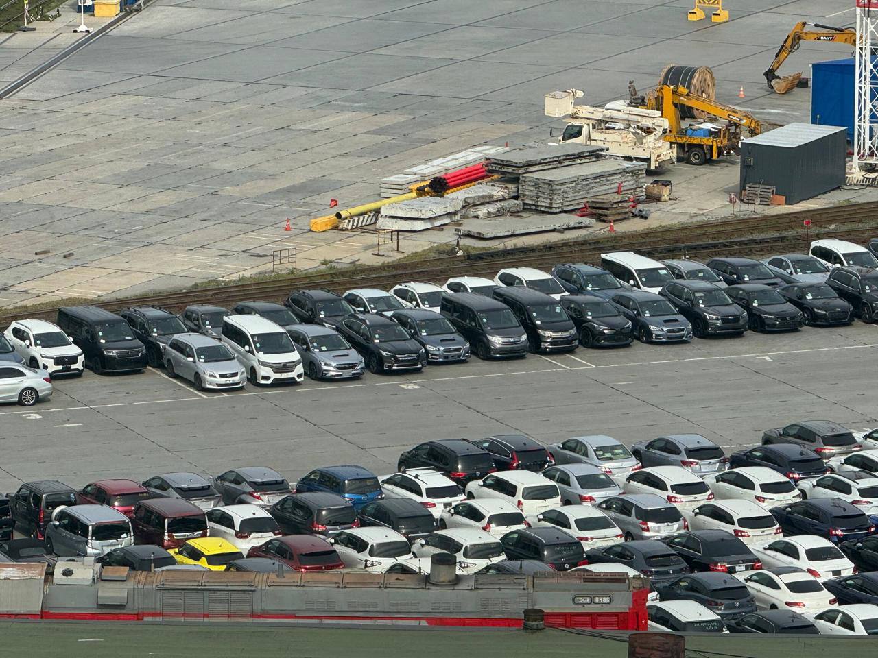 Продажи новых машин в России рухнули на 23 в ноябре Продажи новых легковушек упали до 127 920 штук минус 22 8 с октября Несмотря на то что вступление в силу новых ставок перенесли на 1 декабря в прошлом месяце ажиотажа не случилось Спрос выдохся цены высокие дефицит по ряду марок сохраняется Больше всего просели китайцы Haval и Geely а Lada удержала лидерство В среднем рынок все же показывает плюс 5 к прошлому году но кажется ненадолго Декабрь может дать небольшой отскок до примерно 130 000 машин А вот начало 2026 года обещает быть тяжелым рост налогов повышение утильсбора и выбитый спрос толкают рынок в сторону зимней спячки