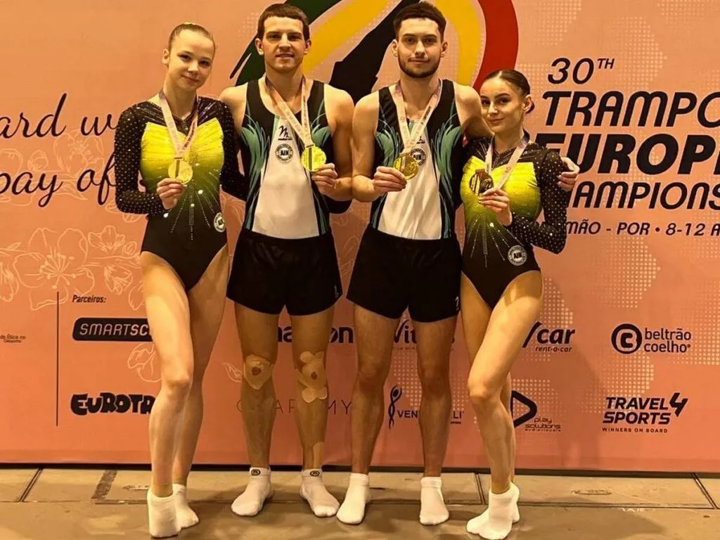 Белорусы завоевали золото на чемпионате Европы по прыжкам на батуте На континентальном первенстве в Португалии белорусские спортсмены одержали победу в синхронных прыжках У женщин золото взяли Злата Миниахметова и Екатерина Ершова показав результат 48 790 Второе место заняли хозяйки соревнований из Португалии третье спортсменки из Испании В мужских синхронных прыжках победу одержали Станислав Яскевич и Иван Мельников с результатом 52 510 Серебро у Германии бронза у Нидерландов Белорусская команда продолжает успешно выступать на чемпионате Европы укрепляя свои позиции в мировом батутном спорте Читайте нас в MAX