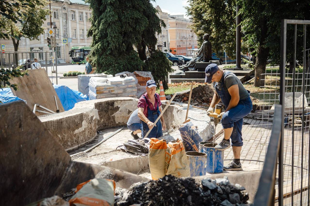 Фонтан на Ленина в Курске заработает к началу августа В 2022 году фонтан рядом с памятником Георгию Свиридову законсервировали, использовался он как клумба. Врио губернатора обратился к коллегам из Правительства Москвы. Они согласились поддержать регион в работе по благоустройству. Все затраты на себя взяло ГБУ «Гормост». Сейчас бригады заливают стяжку. Фонтан будет наполняться из центрального водоснабжения. Вести-Курск. Только проверенная информация Прислать новость