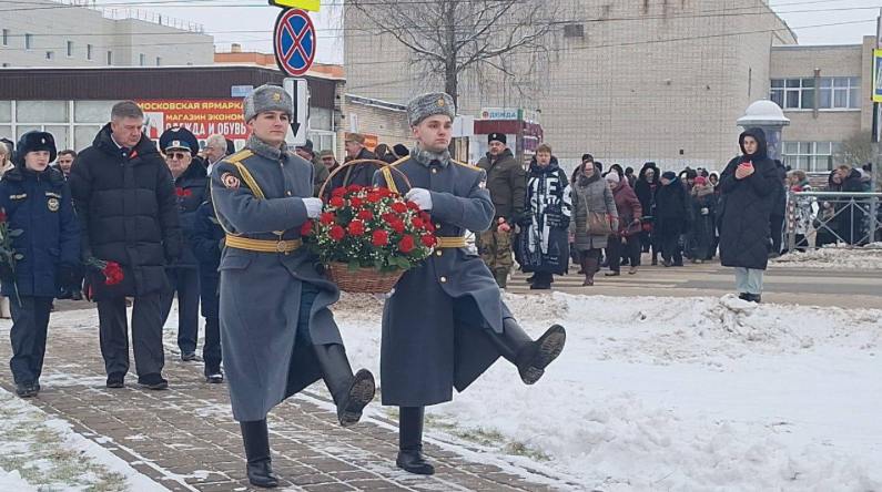 Сегодня в Волосово состоялось торжественное мероприятие, приуроченное ко Дню памяти россиян, исполнявших служебный долг за пределами Отечества. В город прибыли делегации со всей Ленинградской области, ветеранов Афганистана, участников специальной военной операции и патриотические молодежные организации.  Вице-губернатор Ленинградской области Михаил Ильин обратился к ветеранам боевых действий, а также к родным и близким погибших воинов:  «Там, вдали от дома, наши солдаты-офицеры проявили верность и преданность Родине, истинный героизм, стойкость и самоотверженность, выполняя свой воинский долг. Солдат войну не выбирает, верный присяге и воинскому долгу, он выполняет приказ, отданный от имени народа и Родины. Мы всегда будем помнить наших земляков, наших героев, прошедших пламя Афганистана. С каждым годом мы все острее и острее будем ощущать величие их подвига, особенно в обстановке новых угроз».  Программа мероприятия включала патриотическую акцию «Защитникам Отечества посвящается», возложение цветов к Стеле памяти воинам-интернационалистам и тематическую фотовыставку «Живая память поколений». Завершился день XXII межрегиональным фестивалем военно-патриотической песни «Мы будем жить!», в котором приняли участие профессиональные артисты Санкт-Петербурга и Ленинградской области, ветераны боевых действий, военнослужащие и сотрудники силовых структур.    Online47 — Всё о Ленобласти и не только