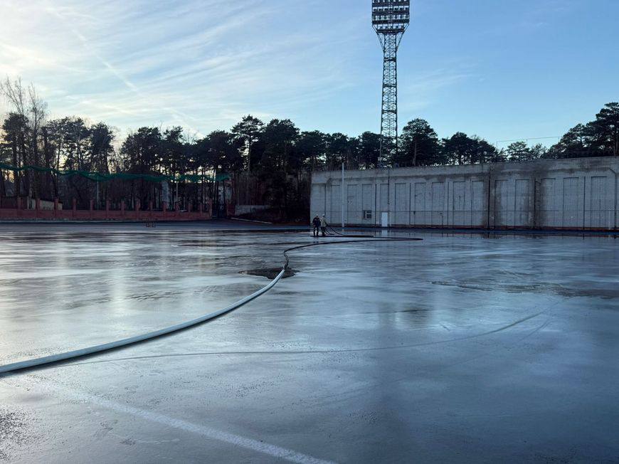 На стадионе Ракета уже готовят ледовый каток 13 ноября каток откроют для спортсменов А для массовых катаний стадион откроется 22 ноября Куда пойти с детьми в Казани kidsafisha