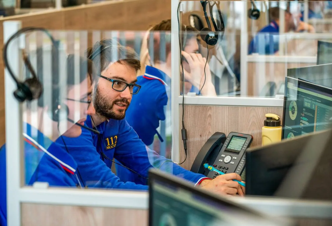 Более 1 9 млн вызовов приняла столичная Система 112 за первый квартал этого года Система 112 является одной из ключевых городских служб Только за январь март операторы приняли более 1 9 млн вызовов из них примерно половина потребовала реагирования экстренных служб остальные звонки носили справочно консультационный характер рассказал заместитель Мэра Москвы Петр Бирюков Процесс приема и обработки поступающих сообщений полностью автоматизирован а обработка вызова у оператора занимает менее 1 5 минут