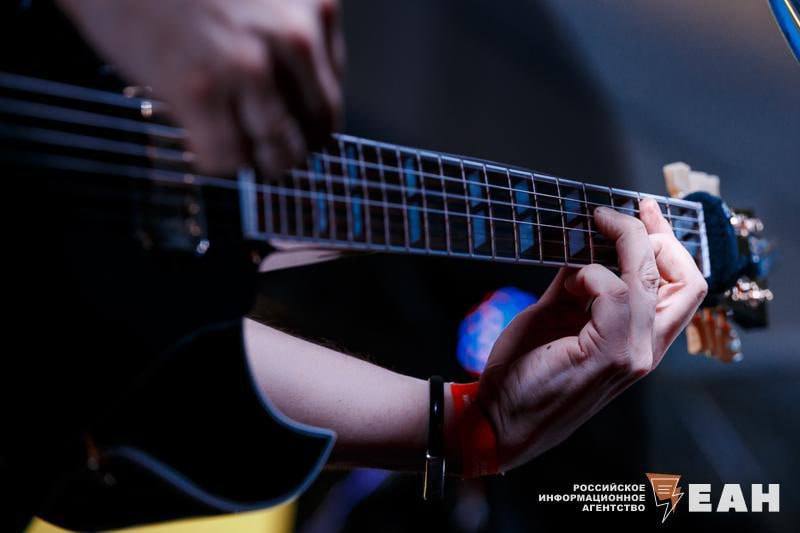 Уличный музыкант освобожден из СИЗО в Екатеринбурге Евгений Михайлов известный как Женька Радость вышел из СИЗО после 14 дней ареста Музыкант был задержан по обвинению в хулиганстве и дискредитации ВС РФ за исполнение песен признанных иноагентами Монеточки и Noize MC а также призывы к освобождению других артистов Внесены Министерством юстиции РФ в реестр иноагентов EanNews