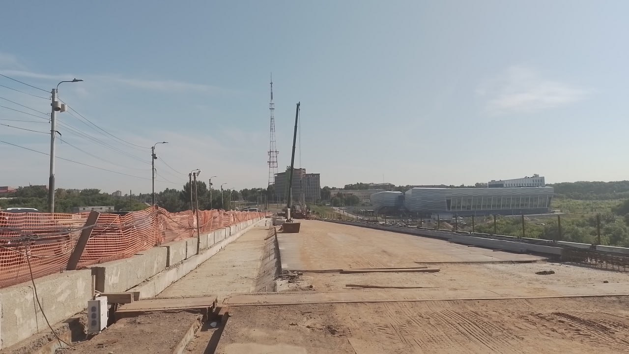 Мост у Телецентра в Омске откроют раньше срока В Омске продолжается капитальный ремонт моста имени 60-летия ВЛКСМ, который располагается у Телецентра. По данным облправительства, на сегодняшний день все работы продвигаются по графику, отставаний нет. – Сдача объекта в эксплуатацию запланирована на конец 2026 года, но подрядчик обещает выполнить работы раньше определенного контрактом срока. Рабочие выезды на объект будем продолжать, – отметил губернатор Омской области Виталий Хоценко. Специалисты работают на мосту в две смены. Сейчас они ремонтируют опоры, меняют сети коммуникаций, деформационные швы, выполняют пескоструйную очистку и антикоррозийную обработку балок пролетного строения, красят металлоконструкции. Напомним, мост у Телецентра в Омске частично перекрыли на ремонт в конце 2024 года. Завершить работы планируется к осени 2026 года.