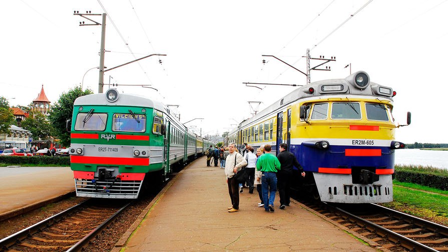 Власти Латвии планируют демонтировать ведущую в Россию железную дорогу Об этом ссылаясь на президента страны Эдгарса Ринкевичса сообщает портал LSM По словам главы государства до конца 2025 года будет проанализирован возможный демонтаж железнодорожной инфраструктуры на границе с Россией Одновременно с этим Латвия будет согласовывать позицию с Литвой и Эстонией Ринкевичс подчеркнул что напряженность на восточной границе будет сохраняться долго и демонтаж дороги будет одним из способов по усилению безопасности Обсуждение такого метода пройдет на уровне глав стран Балтии При этом президент Латвии отметил что такое решение должно приниматься с учетом сроков масштаба работ и влияния на социально экономические процессы МО Латвии сообщило о продлении закрытия неба у границы с РФ и Белоруссией 11 ноября стало известно что в Эстонии рийгикогу парламент отклонил в первом чтении законопроект предлагающий полностью закрыть границу с Россией