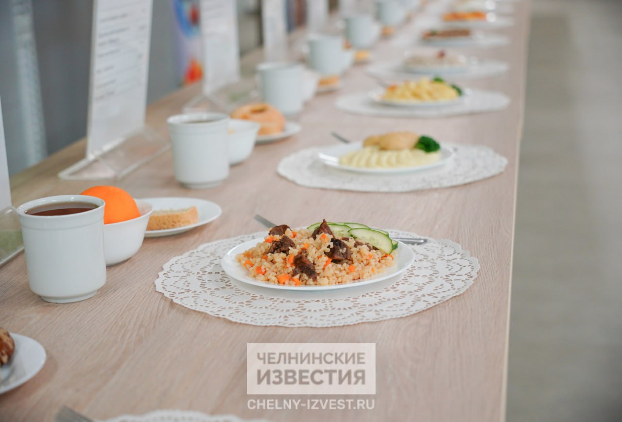 Стоимость школьного обеда в Татарстане подорожает   В следующем году средняя стоимость школьного обеда в Татарстане может возрасти – с 69,4 до 77,7 рубля в день. Такое решение заложено в проект постановления Кабмина РТ, документ в данный момент проходит антикоррупционную экспертизу.  В нем пересмотрены ранее заложенные прогнозы на стоимость школьного питания. Так, на 2026 год планировалось установить норму в 72,2 рубля, но обед будет стоить на пять рублей с копейками дороже. На 2027 год стоимость может подняться до 80,8 рубля вместо ранее прогнозируемых 75,1, а на 2028 год – до 84,1 рубля.