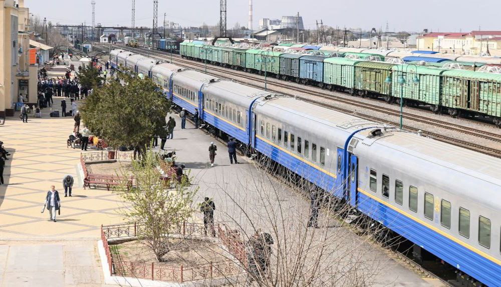 Пассажирский поезд «Караганда – Москва» запустят в середине декабря  С 17 декабря 2024 года возобновляется пассажирское ж/д сообщение между Карагандой и столицей России, сообщили «Казахстанские железные дороги».  Рейсы по этому маршруту будут выполнять дважды в неделю. Отправление из Караганды — по вторникам и субботам, из Москвы — по вторникам и пятницам.  Поезд будет совершать остановки Астане, Кокшетау, Петропавловске, Челябинске, Уфе, Самаре и Пензе.   Logistan.info   Логистика   Экономика