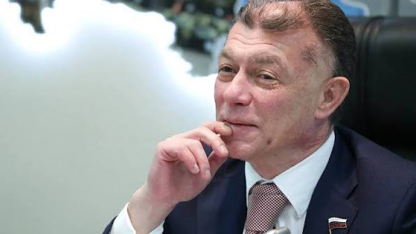 С 2022 года российская экономика растет темпами которых не было последние десятки лет заявил председатель комитета Госдумы по экономической политике Топилин Для сравнения он привел показатель в европейских странах рассказав что экономика еврозоны за указанный период выросла менее чем на 5 Франции на 4 а Германии на 0 3 Госдума уже приняла законопроект повышение НДС до 22 в первом чтении Про разницу роста со дна и стабильного роста он не рассказывал Гуд Афтенун Новости