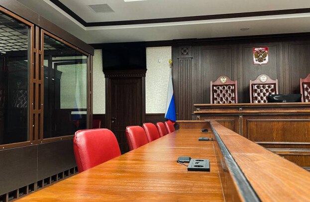 Пособника украинских спецслужб осудили на пожизненный срок в Ростове-на-Дону В Ростове-на-Дону вынесли приговор участникам террористической группировки из Мелитополя. Артем Мурдид, Анна Мурдид и Анна Вошкодер выполняли задания от Службы безопасности Украины. Об этом сообщила пресс-служба Южного окружного военного суда. «Стало известно, что в июне 2022 года Артем Мурдид начал сотрудничество с агентом украинской разведки и вступил в террористическое сообщество. К участию в преступной деятельности виновный привлек свою мать и сожительницу. Артем Мурдид незаконно приобрел из тайника взрывчатое вещество, которое спрятал в гараже. Позже, летом 2022 года в этом же гараже незаконно изготавливал самодельное взрывное устройство СВУ », – сказано в сообщении. Трое фигурантов предпринимали несколько попыток подорвать Мелитопольскую железную дорогу. В первый раз взрывное устройство обезвредили сотрудники Росгвардии, при второй попытке бомба взорвалась, но пострадавших не было. 14 марта 2023 года Артем Мурдид заложил взрывчатку в автомобиль муниципального предприятия «Городской транспорт». Директор погиб, еще один человек получил серьезные увечья. Артему Мурдиду назначено пожизненное в исправительной колонии особого режима с отбыванием первых восьми лет в тюрьме. Его матери присудили 22 года в исправительной колонии, а сожительнице – 20 лет в исправительной колонии общего режима. Южная служба новостей