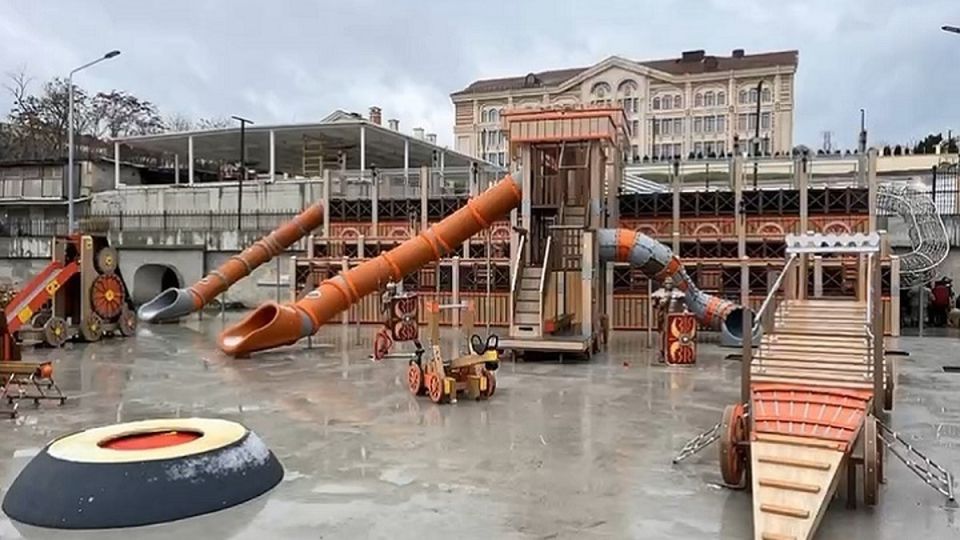 Уникальная детская игровая площадка появится в Новом Херсонесе На территории музейно храмового комплекса Новый Херсонес появится уникальная детская площадка в виде научно исторического городка Она будет состоять из трех зон Римская империя Византия и Москва Третий Рим сообщили в пресс службе Нового Херсонеса Площадка будет оснащена интерактивными экранами чтобы дети могли в игровой форме изучать историю говорится в сообщении Особенностью игровой зоны планируют сделать подсветку а покрытие обустроить в виде художественного ковра с картой Римской империи Предполагается что интерактивная площадка будет интересна как детям от 4 лет так и подросткам Ее открытие запланировано на весну Подробнее